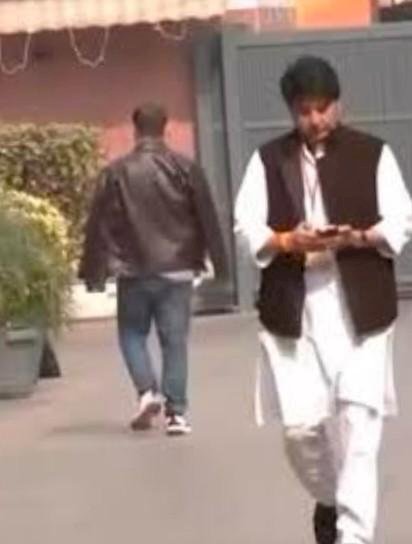 सिंधिया का अचानक दिल्ली कूच: BJP की अहम बैठक बीच में छोड़ी, सियासी गलियारों में तेज हुई हलचल