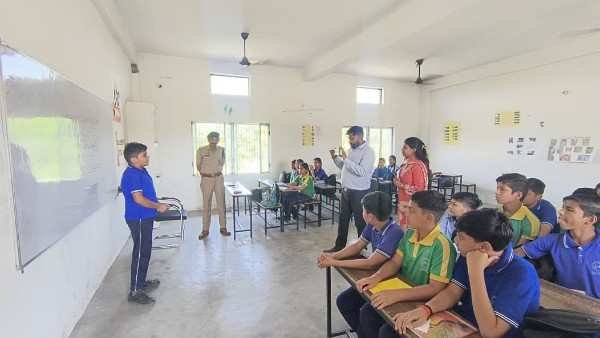 स्कूलों में अग्निशमन प्रशिक्षण: शिक्षकों और छात्रों को सिखाए गए फायर सेफ्टी के गुर, मॉक ड्रिल से बढ़ी जागरूकता