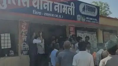 नाबालिग बेटी से दुष्कर्म के आरोपी पिता ने हवालात में फंदे से लटककर आत्महत्या की: दो बार लगाया रेप का आरोप; परिजन बोले- झूठे केस में फंसाया, टीआई लाइन अटैच