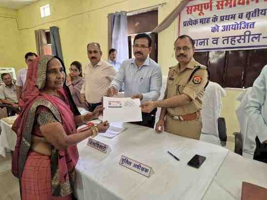 जनता की शिकायतों पर सख्त DM: 14 मामलों का तुरंत निपटारा, लापरवाही पर ग्राम विकास अधिकारी सस्पेंड