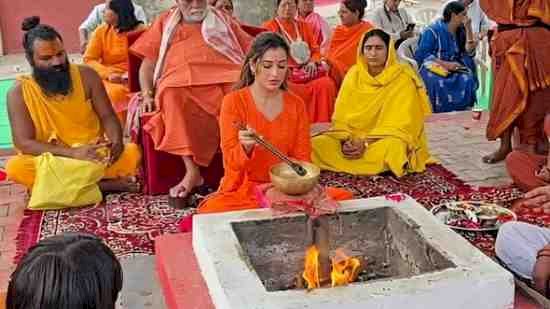 महाकुंभ वायरल हर्षा रिछारिया ने उज्जैन में लिया संन्यास, खुद का पिंडदान किया, नया नाम हर्षानंद गिरि,अब नए आध्यात्मिक जीवन की शुरुआत