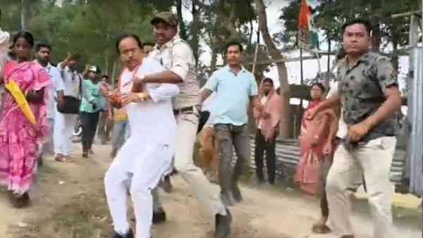 हुमायूं कबीर की कार पर हमला, सुवेंदु सरकार को दौड़ा-दौड़ाकर पीटा, बंगाल मतदान में हर तरफ हिंसा और बवाल