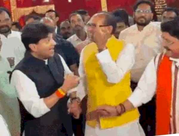 सियासत के ‘तीन सितारे’ एक मंच पर: सिंधिया बोले- “आपके सामने हम फीके”, शिवराज-सिंधिया-कैलाश की मुलाकात में दिखी गर्मजोशी