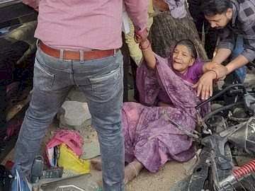 MPPSC केंद्र के बाहर बेकाबू कार का कहर: 5 बाइकों पर चढ़ी, परिजनों को कुचला—रायसेन में 2 घायल, परीक्षा स्थल पर मची अफरा-तफरी