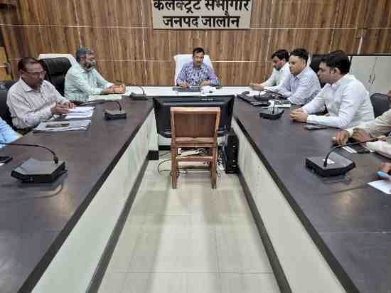 ईंधन व गैस आपूर्ति पर प्रशासन की पैनी नजर, पर्याप्त उपलब्धता से आमजन को राहत-डीएम ने अफवाहों से बचने की अपील, हर जरूरतमंद तक समय से पहुंचें सिलेंडर दिए निर्देश