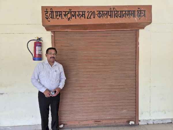 ईवीएम-वीवीपैट वेयरहाउस का डीएम ने किया औचक निरीक्षण, सुरक्षा व पारदर्शिता पर विशेष फोकस, सीसीटीवी मॉनिटरिंग सिस्टम की बारीकी से जांच, लॉग-बुक में दर्ज की निरीक्षण टिप्पणी