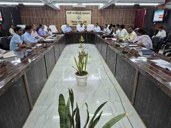जिला स्वास्थ्य समिति की बैठक में साफ-सफाई, पेयजल और दवाओं की उपलब्धता पर विशेष फोकस, अधिकारियों को सक्रिय निगरानी के आदेश