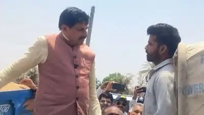 मुख्यमंत्री मोहन यादव ने ट्रॉली पर चढ़कर किसानों से किया संवाद: जमीनी अंदाज में दिखे सीएम, उपार्जन केंद्रों पर व्यवस्थाओं की ली हकीकत