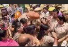 महिला आरक्षण विरोध पर उग्र प्रदर्शन: सांसद कार्यालय का घेराव, महिलाओं ने जताया आक्रोश,मिट्टी के घड़े सांसद के आवास पर फेंकती प्रदर्शनकारी