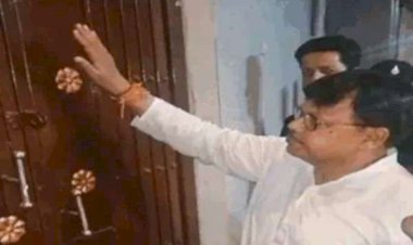 आधी रात ग्वालियर की गलियों में अचानक पहुँचे ऊर्जा मंत्री प्रद्युमन सिंह तोमर, 12 बजे घरों की कुंडी खटखटाकर जानी बिजली-पानी और सीवर की हकीकत, नींद से जागे लोग रह गए दंग, वीडियो हुआ वायरल