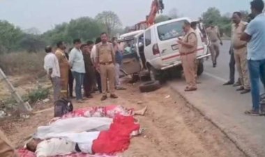 तेज रफ्तार टवेरा खड़े ट्रक में घुसी: 6 की दर्दनाक मौत, 4 गंभीर घायल, कालपी के पास बड़ा हादसा