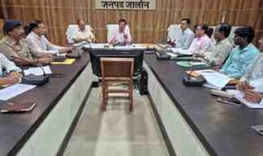 सड़क हादसों पर सख्ती के निर्देश, डीएम बोले- लापरवाही नहीं होगी बर्दाश्त,टोल प्लाजा पर 24 घंटे चलेगा जागरूकता अभियान, रॉन्ग साइड व ओवरस्पीडिंग पर करें कठोर कार्रवाई