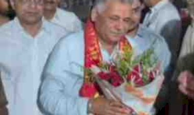 PM मोदी की अपील का असर: मंत्री इंदर सिंह परमार ट्रेन से पहुंचे दमोह, बोले- डीजल बचाना देशहित में जरूरी