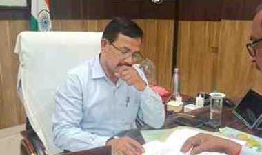 प्रधानमंत्री की अपील पर डीएम-एसपी की बड़ी पहल, हटाए एस्कॉर्ट वाहन, पैदल पहुंचे दफ्तर