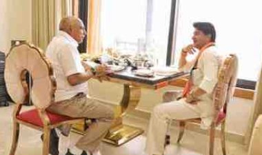 सिंधिया-खंडेलवाल की बंद कमरे में बैठक से गरमाई सियासत: एक घंटे की चर्चा के बाद बढ़े कयास, ‘कॉकरोच जनता पार्टी’ सवाल पर जवाब देने से बचे