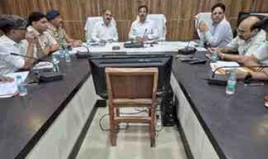 सरकार की प्रत्येक योजना का लाभ हर पात्र तक पहुंचे योजनाओं का लाभ, आधार सत्यापन में न हो लापरवाही -डीएम