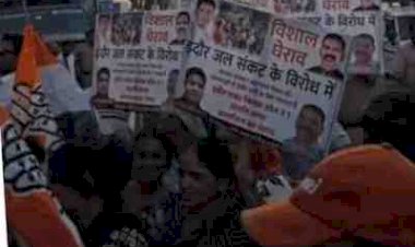 इंदौर में जल संकट पर सियासी संग्राम: राजबाड़ा पर कांग्रेस का प्रदर्शन, खाली मटके और पानी की बौछारों ने छेड़ी बहस