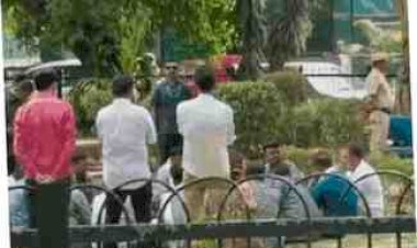 ऑटो चालकों के बीच पहुंचे राहुल गांधी, जमीन पर बैठकर खाया खाना; बोले- आपकी आवाज संसद तक पहुंचाऊंगा