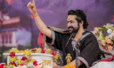 धीरेंद्र शास्त्री बोले- नेताओं की सैलरी काटो, चार्टर्ड विमान रोको, सबसे ज्यादा ईंधन तो वहीं फूंका जाता