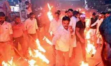 सागर में युवा कांग्रेस का महा-संग्राम: मशालों के साथ सड़कों पर उतरे कार्यकर्ता, धर्मेंद्र प्रधान के इस्तीफे की मांग; यश घनघोरिया बोले- युवाओं के भविष्य से खिलवाड़ बर्दाश्त नहीं