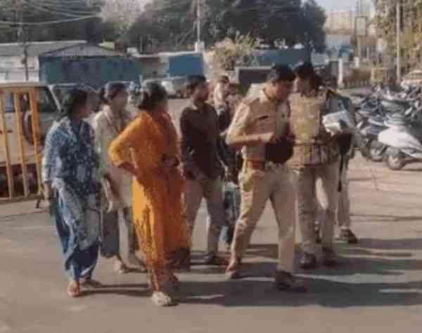 70 साल पुरानी आदिवासी बस्ती पर कार्रवाई: भारी पुलिस बल तैनात, विरोध में धरना-युवक टावर पर चढा