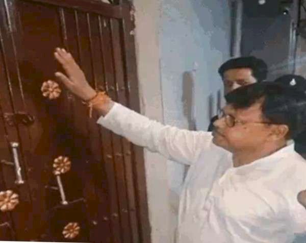 आधी रात ग्वालियर की गलियों में अचानक पहुँचे ऊर्जा मंत्री प्रद्युमन सिंह तोमर, 12 बजे घरों की कुंडी खटखटाकर जानी बिजली-पानी और सीवर की हकीकत, नींद से जागे लोग रह गए दंग, वीडियो हुआ वायरल