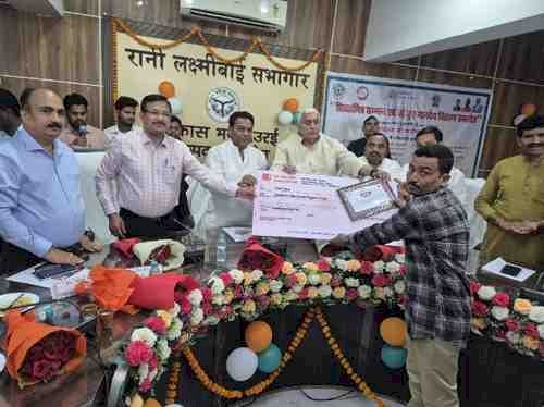 शिक्षामित्रों को सम्मान का बड़ा तोहफा, सरकार का ऐतिहासिक निर्णय,10,000 से 18,000 मानदेय, 1.43 लाख शिक्षामित्रों के जीवन में नई मजबूती—कैशलेस चिकित्सा सुविधा भी