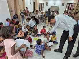गांव की चौपाल से ज्ञान की अलख तक पहुँचे पूर्व आईपीएस राजेश पाण्डेय,माता प्रसाद पुस्तकालय को “वर्चस” पुस्तक भेंट कर युवाओं को दिया शिक्षा और संस्कार का संदेश