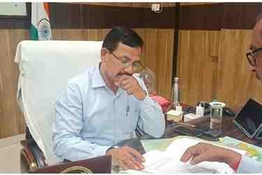 प्रधानमंत्री की अपील पर डीएम-एसपी की बड़ी पहल, हटाए एस्कॉर्ट वाहन, पैदल पहुंचे दफ्तर