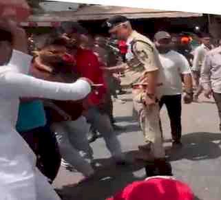 पार्षद पुलिस अफसरों के पैरों में गिरे, बोले- “साहब पानी दिलवा दो, जनता मर जाएगी”-इंदौर में पानी के लिए सड़क पर उतरी जनता