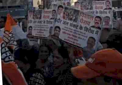 इंदौर में जल संकट पर सियासी संग्राम: राजबाड़ा पर कांग्रेस का प्रदर्शन, खाली मटके और पानी की बौछारों ने छेड़ी बहस