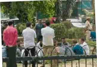 ऑटो चालकों के बीच पहुंचे राहुल गांधी, जमीन पर बैठकर खाया खाना; बोले- आपकी आवाज संसद तक पहुंचाऊंगा