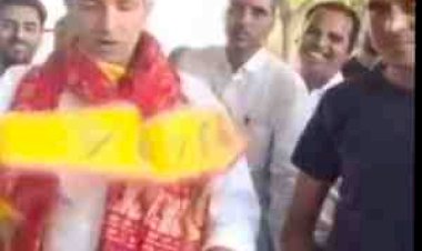 जीतू पटवारी के वायरल वीडियो पर सियासी बवाल: भगवान की तस्वीर वाले दुपट्टे फेंकने का आरोप, बीजेपी ने बताया सनातन और किसानों का अपमान