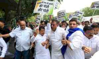 जीतू पटवारी समेत हिरासत में कई नेता,मीनाक्षी नटराजन के नामांकन रद होने पर दिल्ली में कांग्रेस का प्रदर्शन,सुप्रीम कोर्ट से कांग्रेस को नहीं मिली राहत