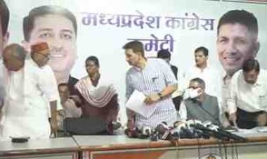 जीतू पटवारी की बात सुन दिग्विजय सिंह ने बदली सीट, वीडियो वायरल-कांग्रेस की अंदरूनी कलह फिर आई सामने:बीजेपी बोली- कांग्रेस में बुजुर्गों का सम्मान नहीं