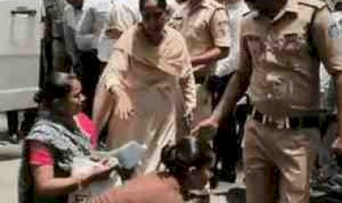 बेटी से छेड़छाड़ और धमकियों से परेशान मां-बेटी ने कलेक्टर से लगाई गुहार, सुरक्षा के लिए पैरों में गिरकर मांगी मदद