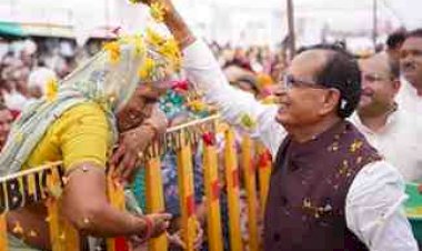 गरीबों का हक छीना तो भुगतना पड़ेगा अंजाम: सीहोर में शिवराज के तीखे तेवर, अधिकारियों को मंच से चेतावनी