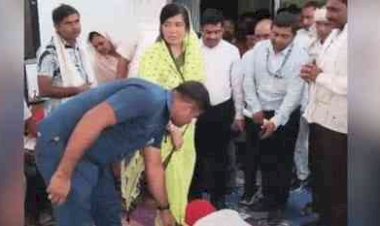 विधायक का दिव्यांग महिला ने पकडे पैर, SDM नहीं दे सके जवाब:ट्राई साइकिल की मांग  -MLA बोलीं छोड़ो मेरा पैर, नहीं तो मैं गिर जाऊंगी