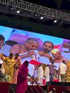 71 वर्षों बाद खरतरगच्छ में ऐतिहासिक आचार्य पदारोहण: विनयकुशल मुनि बने आचार्य श्री जिनचंद्रसूरीश्वर जी, रायपुर में उमड़ा श्रद्धा का सागर-चम्पालाल बोथरा सूरत
